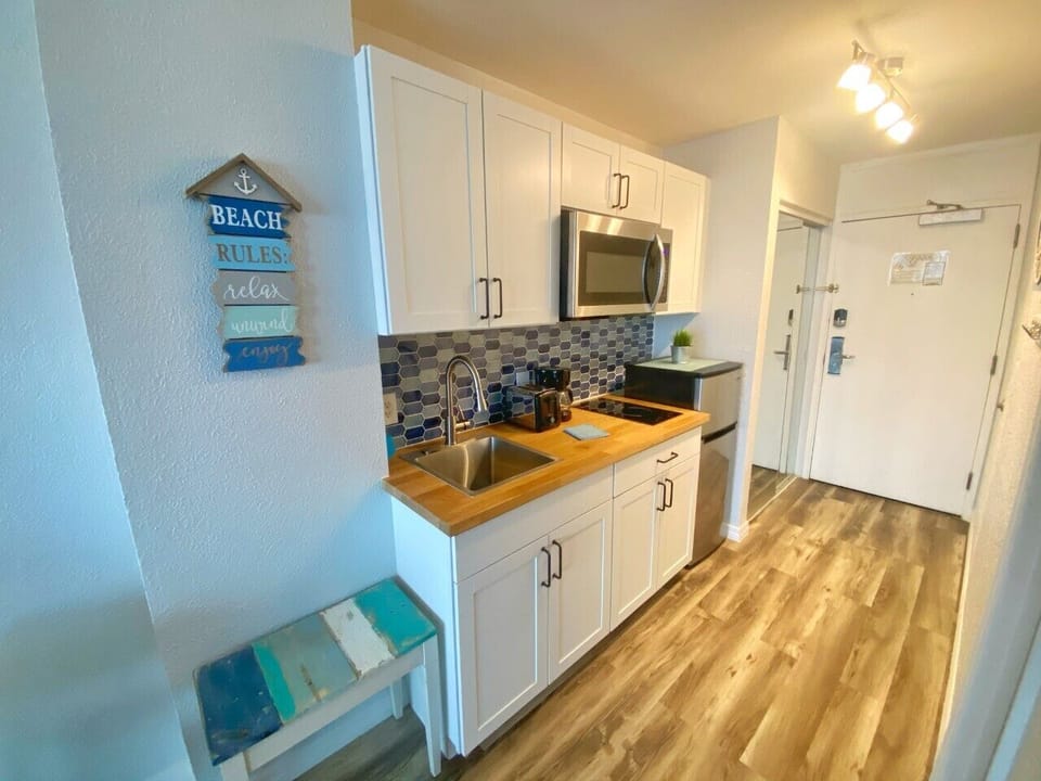 A modern kitchen with everything you need to feel at home.
