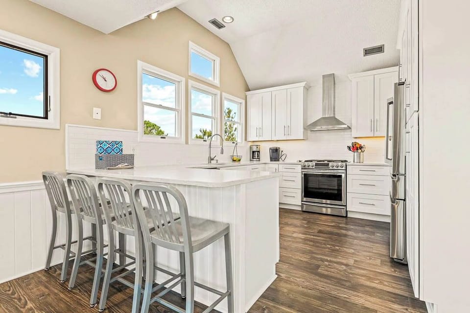 Top-Level Kitchen with Bar (seats 4)