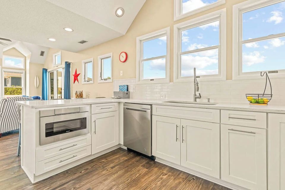 Top-Level Kitchen with Bar (seats 4)