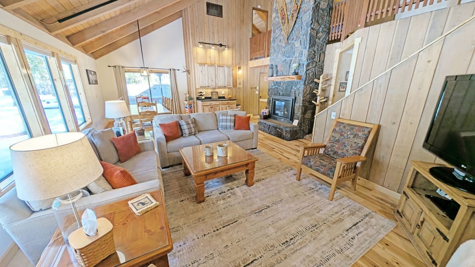 Open area iwth Large windows and Semi-Vault Ceiling