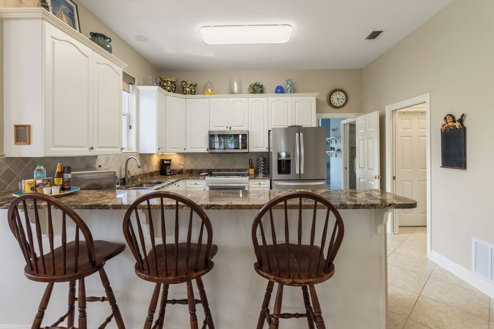 Fully equipped kitchen with breakfast bar