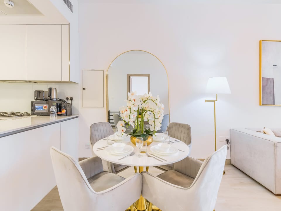 Deluxe Apartment, Balcony, City View | In-room dining