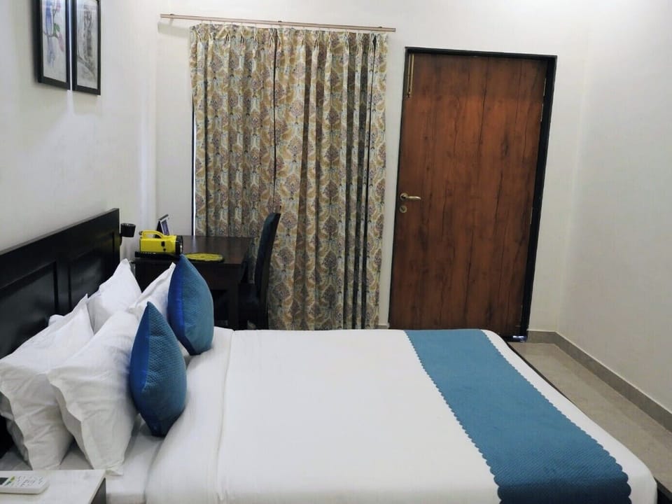 Deluxe Double Room | In-room safe, iron/ironing board, WiFi (free)