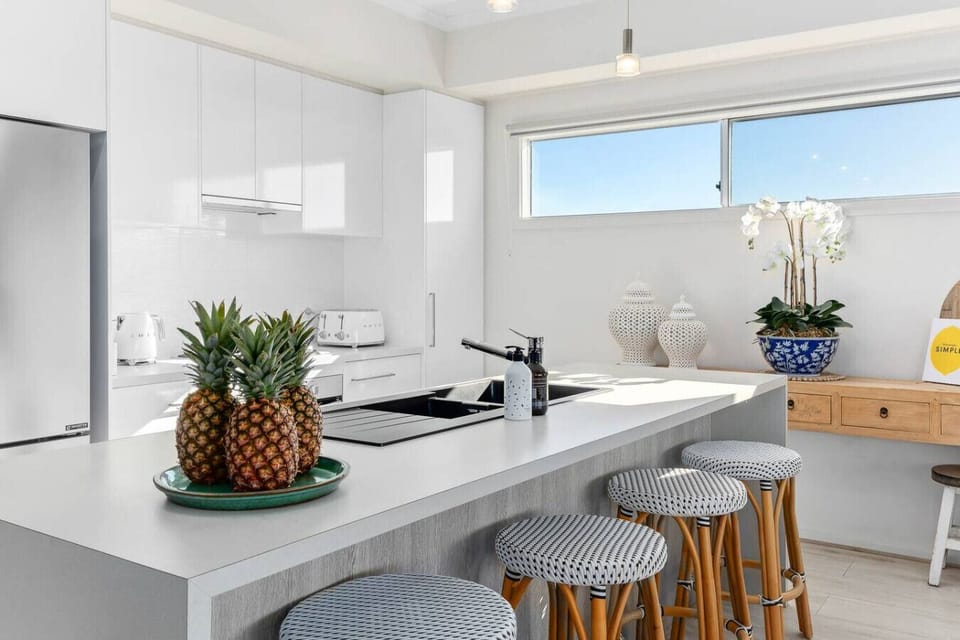 Cook with ease in the bright kitchen, fully equipped for your holiday catering with premium appliances and ample bench space.