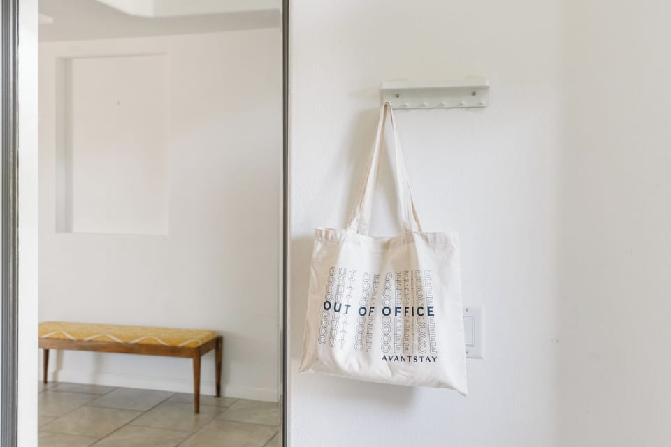 Hallway with AvantStay tote bag.