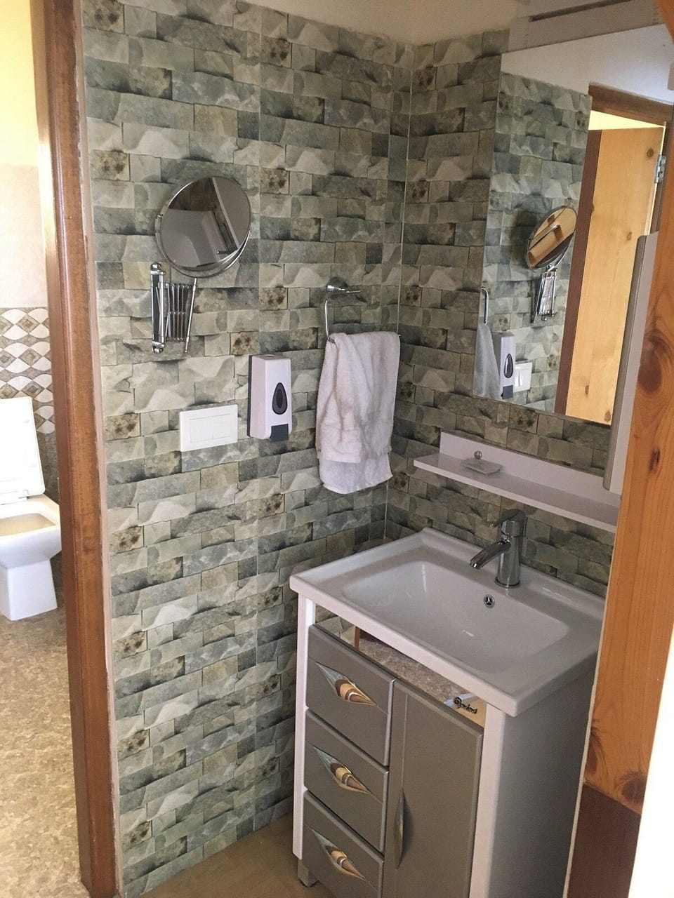 Shower, free toiletries, slippers, bidet