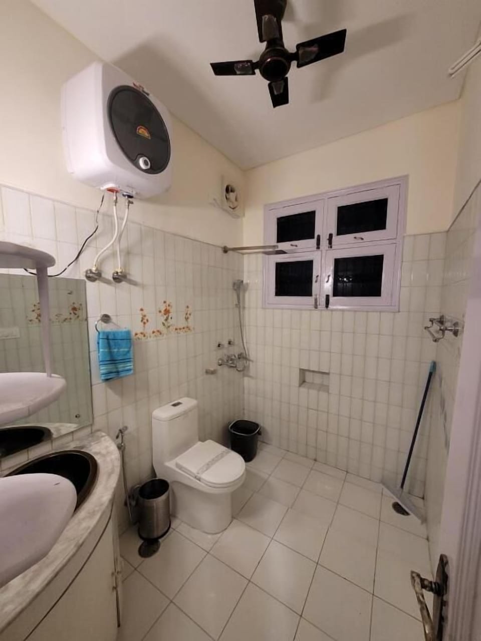 Bathtub, free toiletries, towels, toilet paper