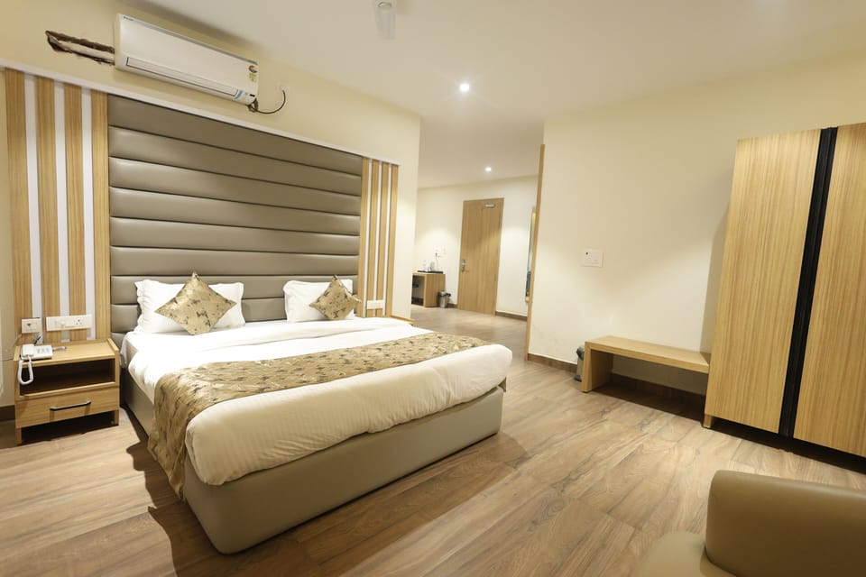 Deluxe Double Room, City View | Desk, laptop workspace, soundproofing, free WiFi