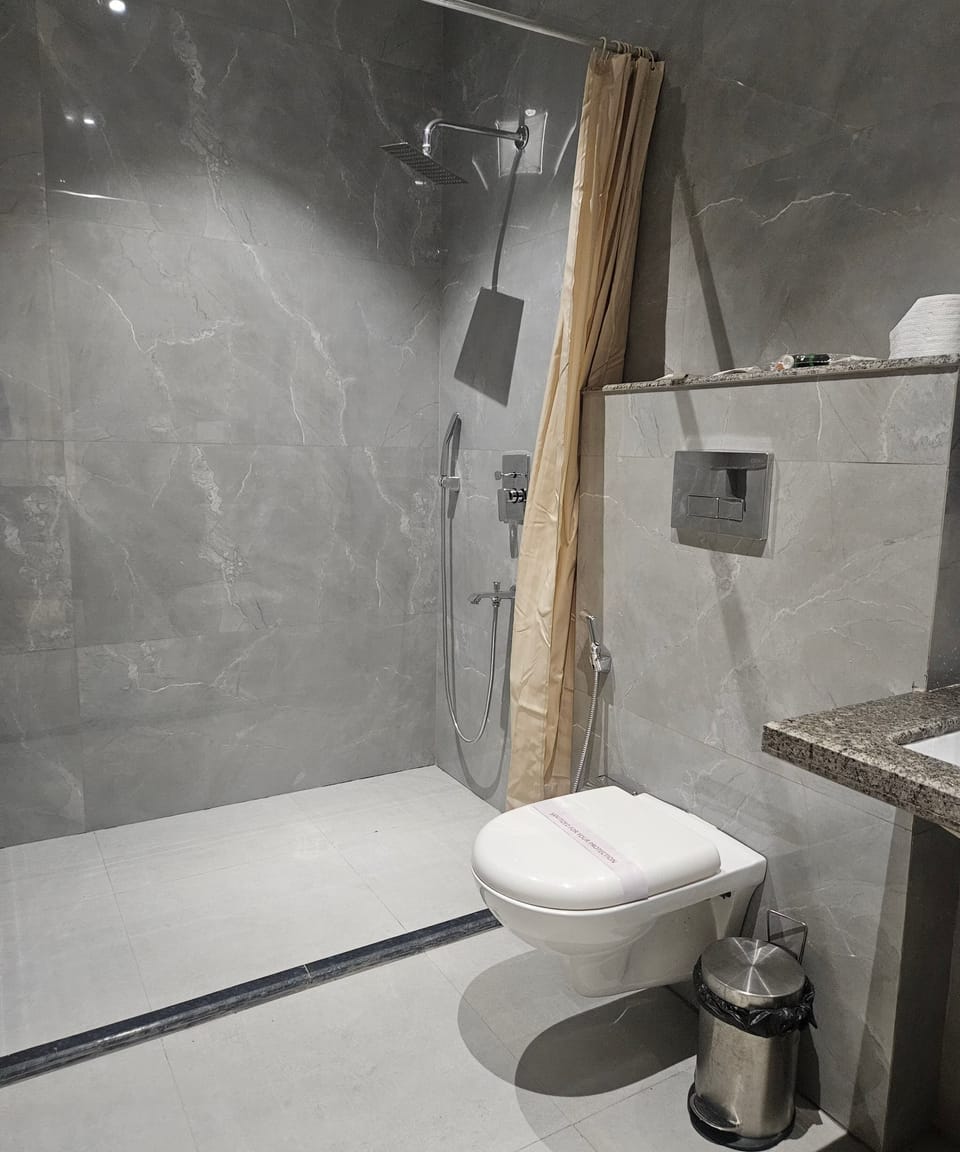 Classic Twin Room, Balcony, Garden View | Bathroom | Shower, free toiletries, slippers, bidet