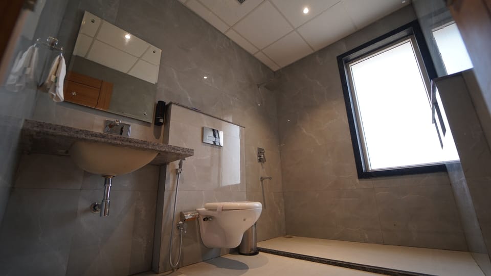Deluxe Double Room, City View | Bathroom | Shower, free toiletries, slippers, bidet