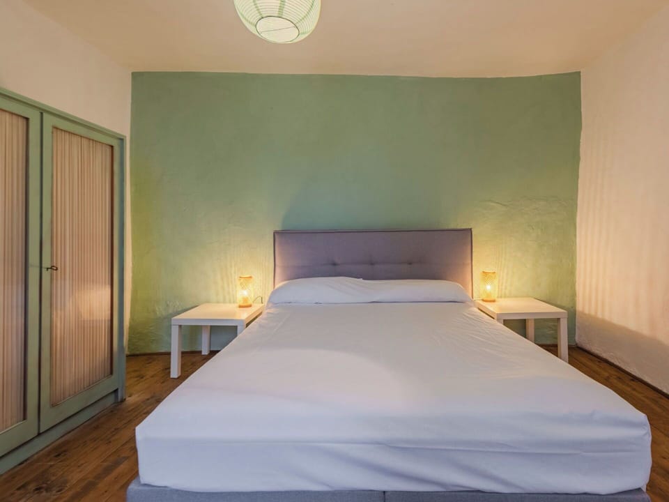 Furniture, Bed, Interior Design, Bedroom, Floor, Wall, Flooring, Bedding, Bed Sheet, Wood