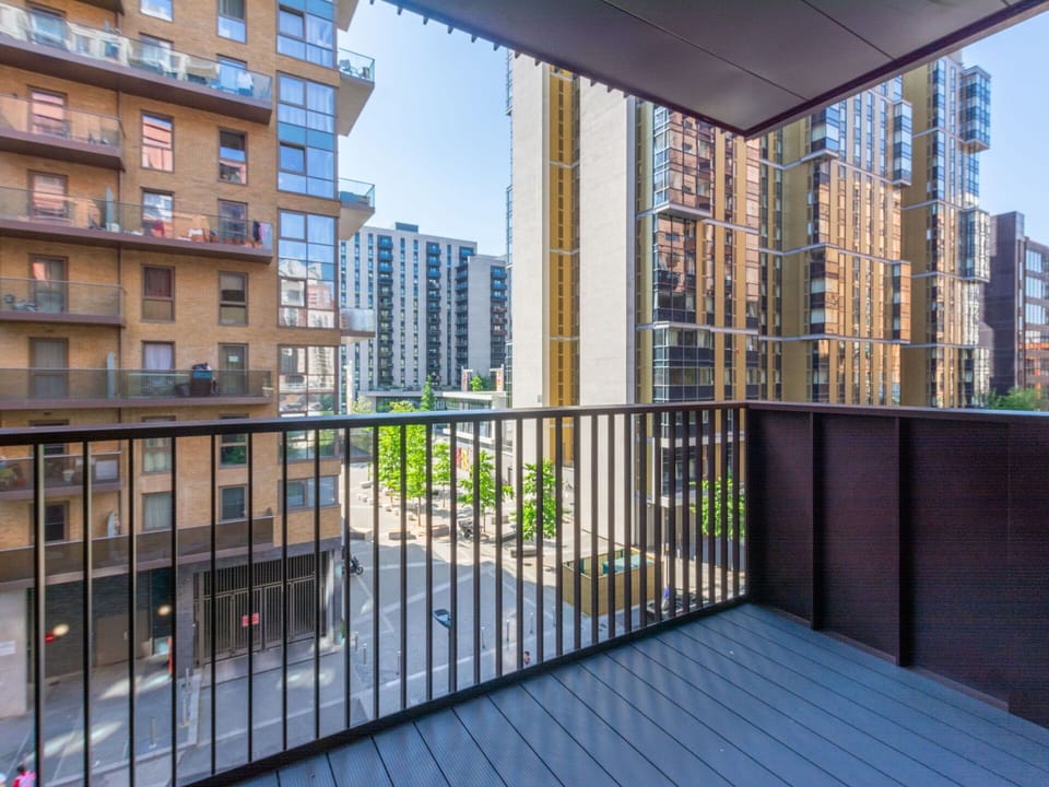 Daytime, Building, Urban Area, Apartment, City, Facade, Neighbourhood, Metropolitan Area, Residential Area, Architecture