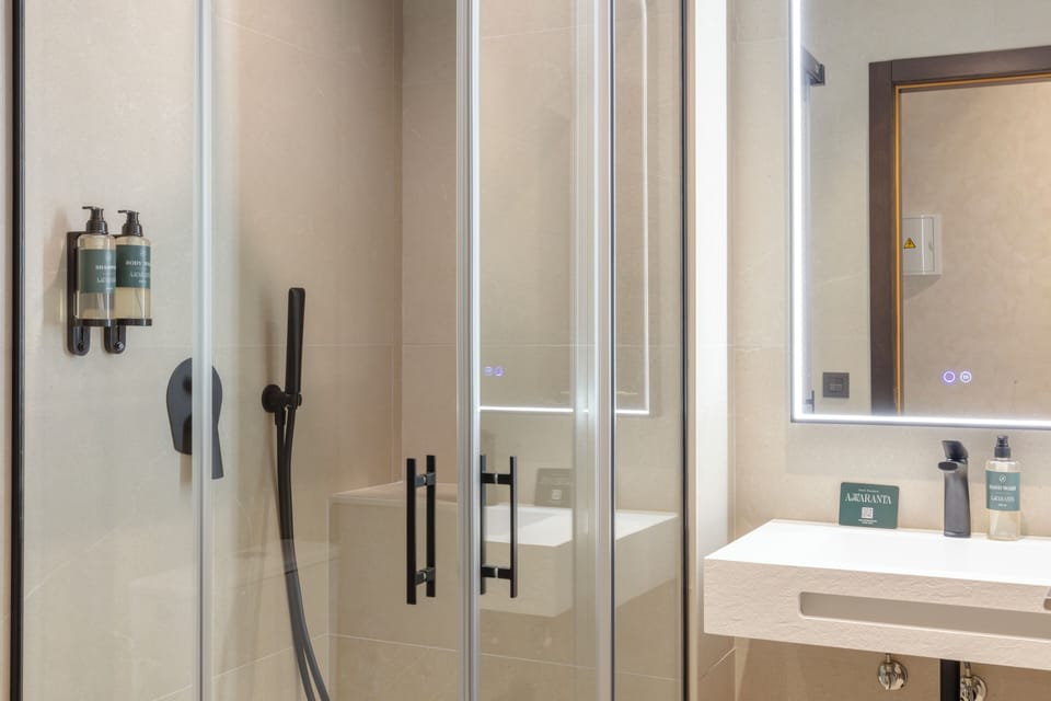 Single Room | Bathroom | Shower, free toiletries, towels, toilet paper