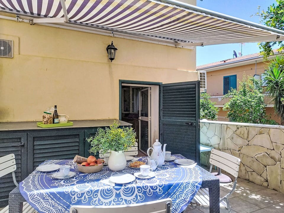 Furniture, Outdoor Furniture, Awning, Chair, Shade, Outdoor Table, Outdoor Structure, Houseplant, Balcony, Patio