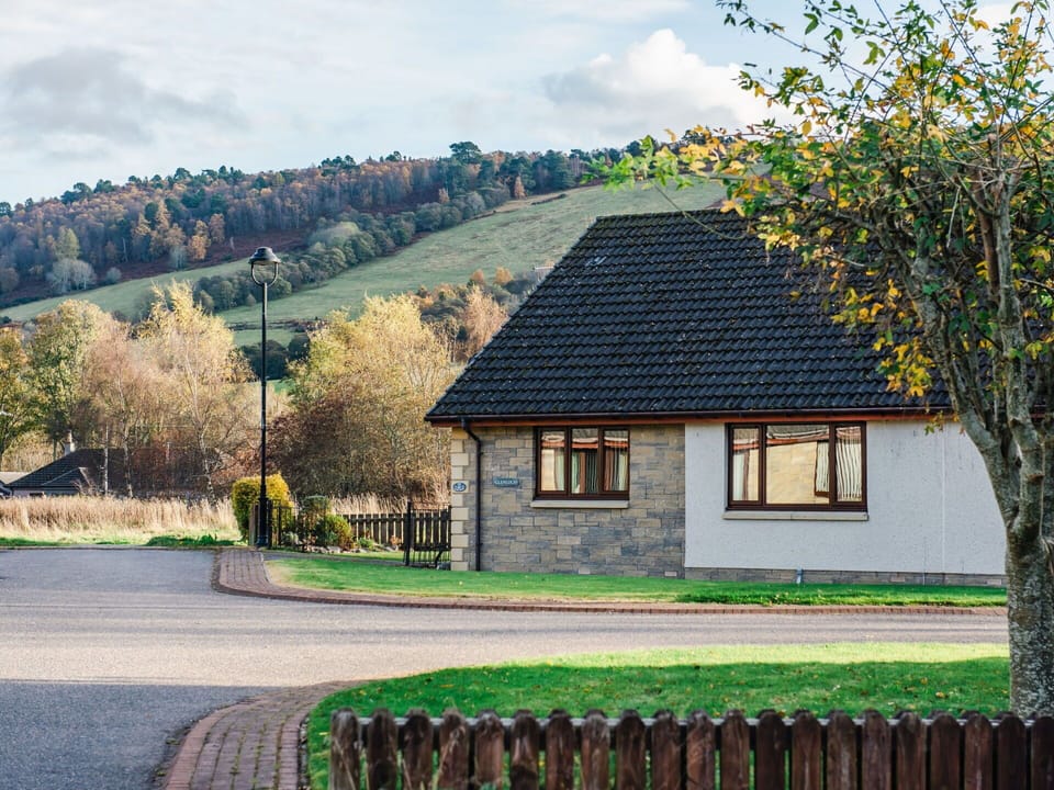 House, Roof, Landscape, Cottage, Home, Rural Area, Human Settlement, Driveway, Farmhouse, Village