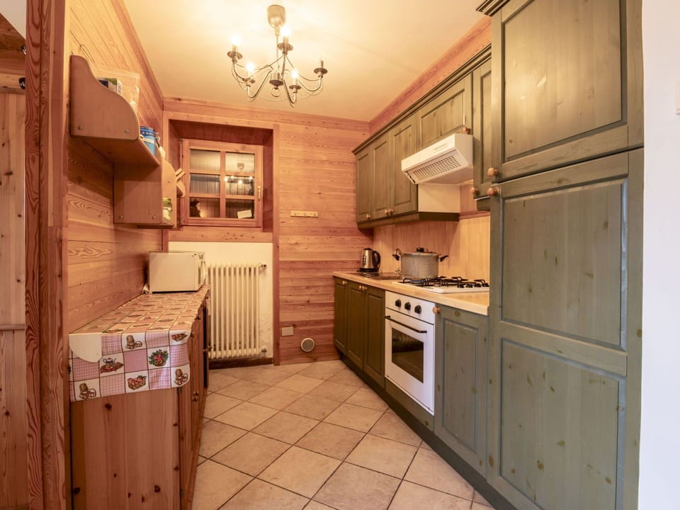 Cabinetry, Wood, Flooring, Interior Design, Furniture, Ceiling, Floor, Cupboard, Kitchen, Drawer