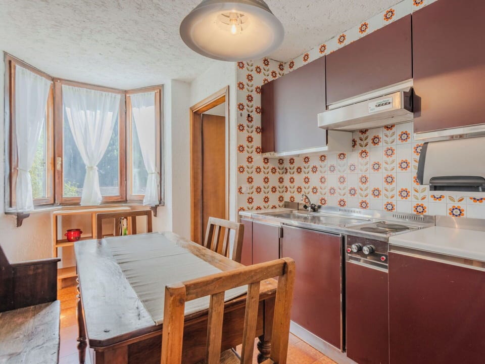 Wood, Interior Design, Flooring, Apartment, Floor, Home, Room, Ceiling, Major Appliance, Kitchen