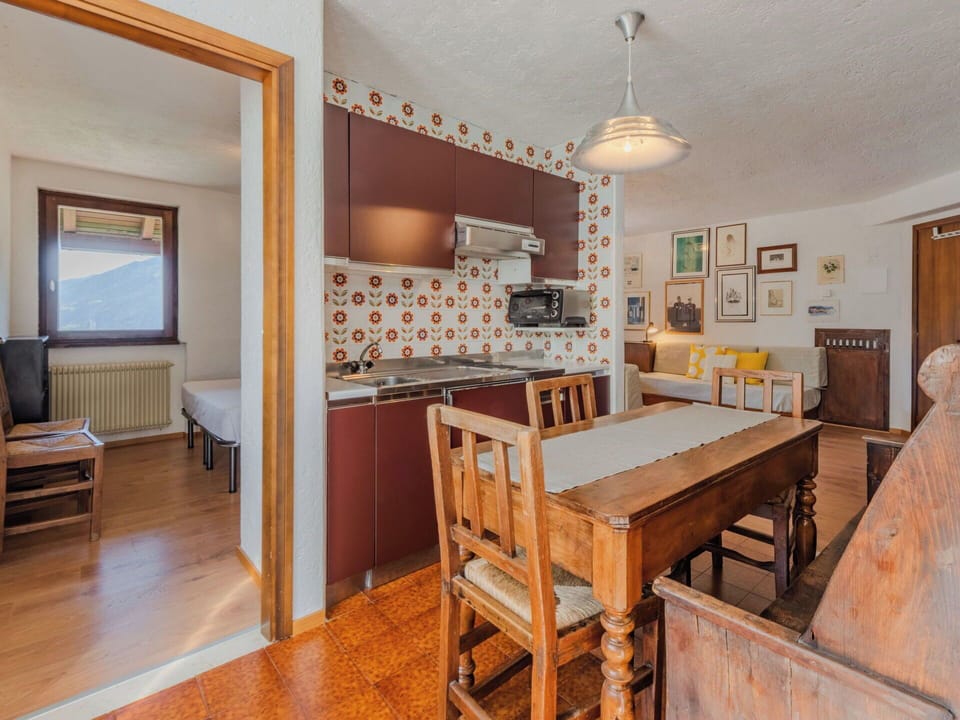 Wall, Wood, Interior Design, Apartment, Flooring, Ceiling, Room, Furniture, Floor, Home