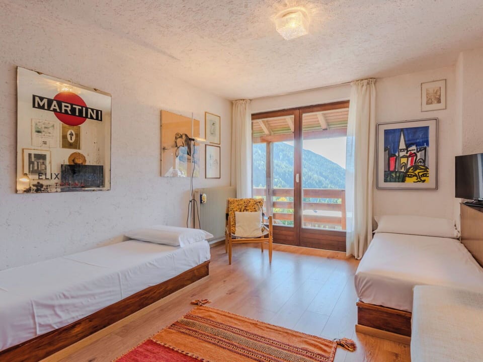 Wall, Wood, Furniture, Interior Design, Flooring, Apartment, Room, Wood Stain, Comfort, Ceiling