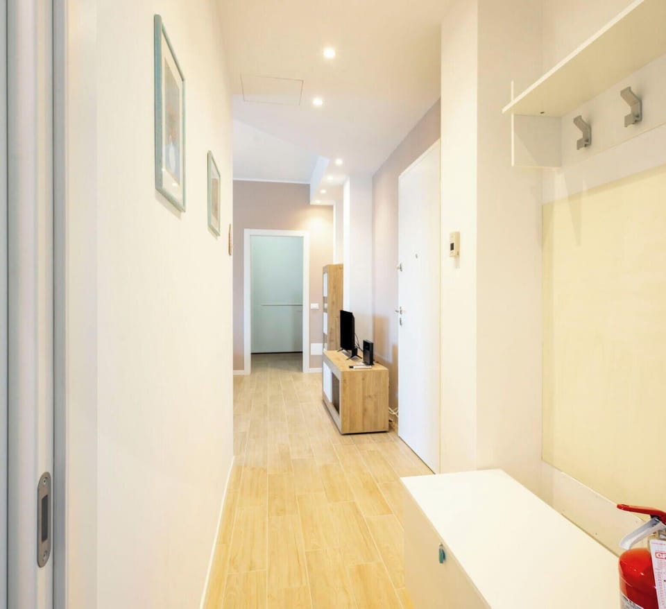 Flooring, Floor, Interior Design, Wall, Wood, Ceiling, Wood Flooring, Room, Lighting, Laminate Flooring