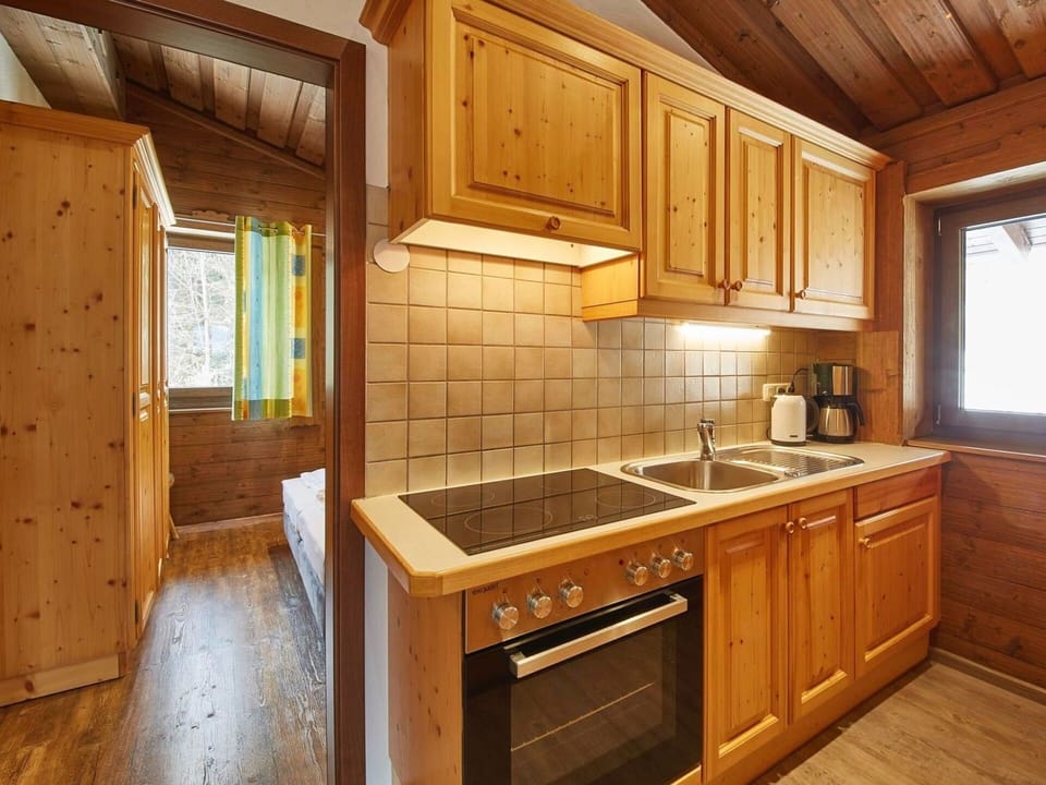 Wood, Wood Stain, Hardwood, Cabinetry, Ceiling, Log Cabin, Drawer, Plank, Plywood, Kitchen