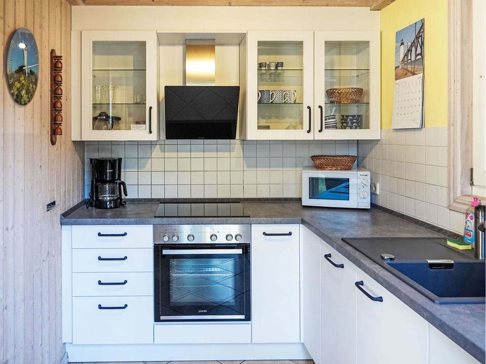 Kitchen, Kitchen Appliance, Countertop, Cabinetry, Major Appliance, Home Appliance, Wood, Flooring, Interior Design, Furniture