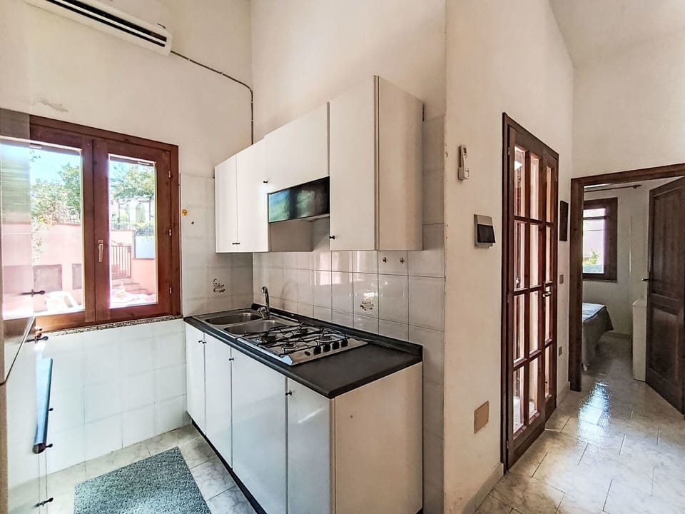 Kitchen, Flooring, Kitchen Appliance, Major Appliance, Floor, Home, Kitchen Stove, Apartment, Countertop, Gas Stove
