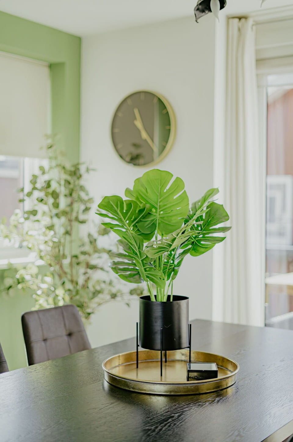 Furniture, Flowerpot, Houseplant, Vase, Living Room, Lamp, Lampshade, Coffee Table