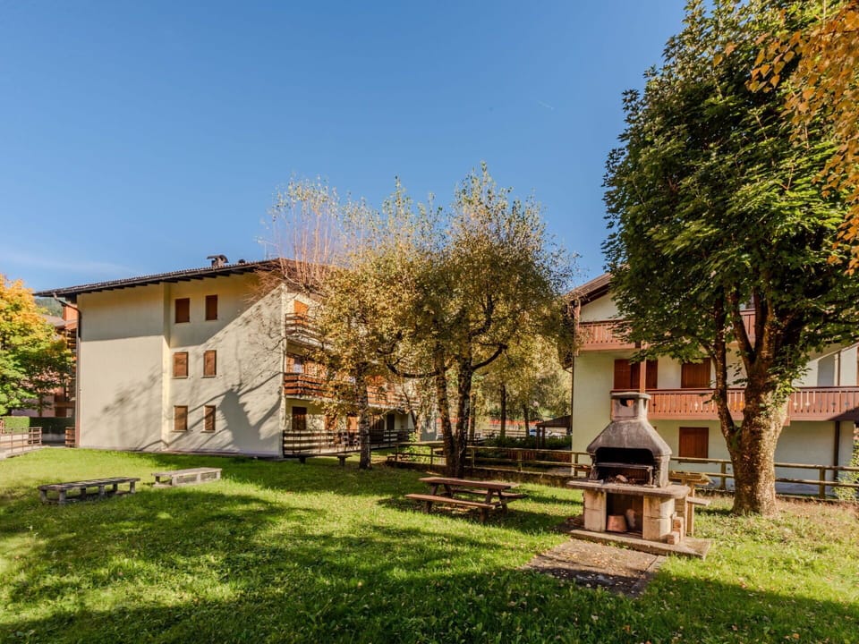 Building, Window, House, Residential Area, Home, Architecture, Neighbourhood, Human Settlement, Lawn, Suburb