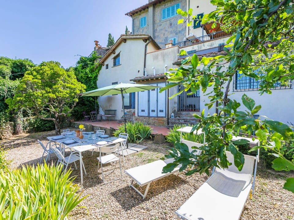 Shrub, Residential Area, Garden, Landscaping, Estate, Yard, Backyard, Balcony, Hacienda, Courtyard