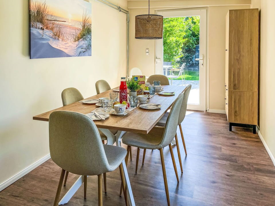 Furniture, Wood, Chair, Kitchen & Dining Room Table, Dining Room, Interior Design, Table, Flooring, Home, Floor