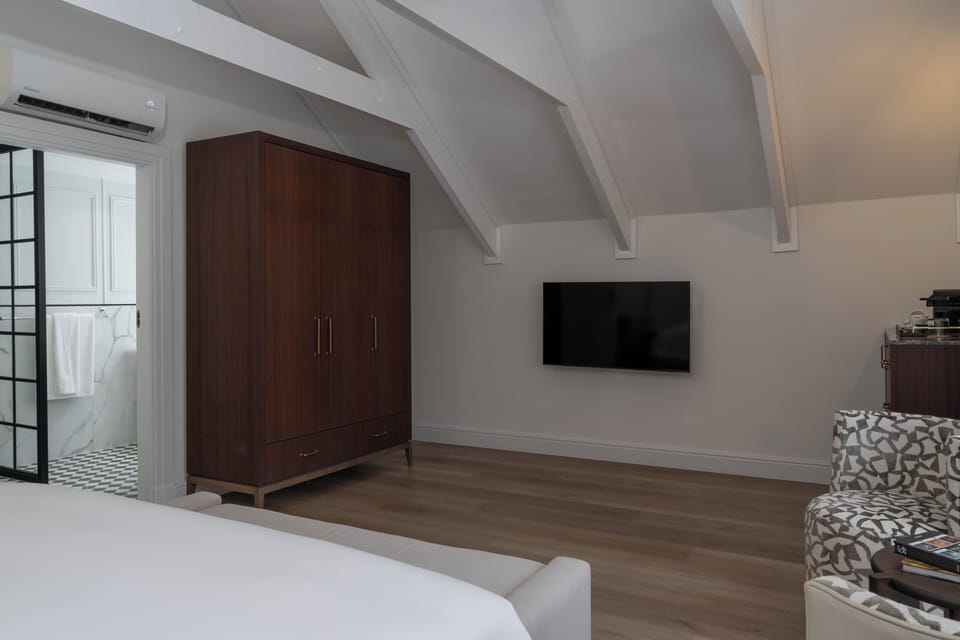 In-room safe, soundproofing, iron/ironing board, free WiFi