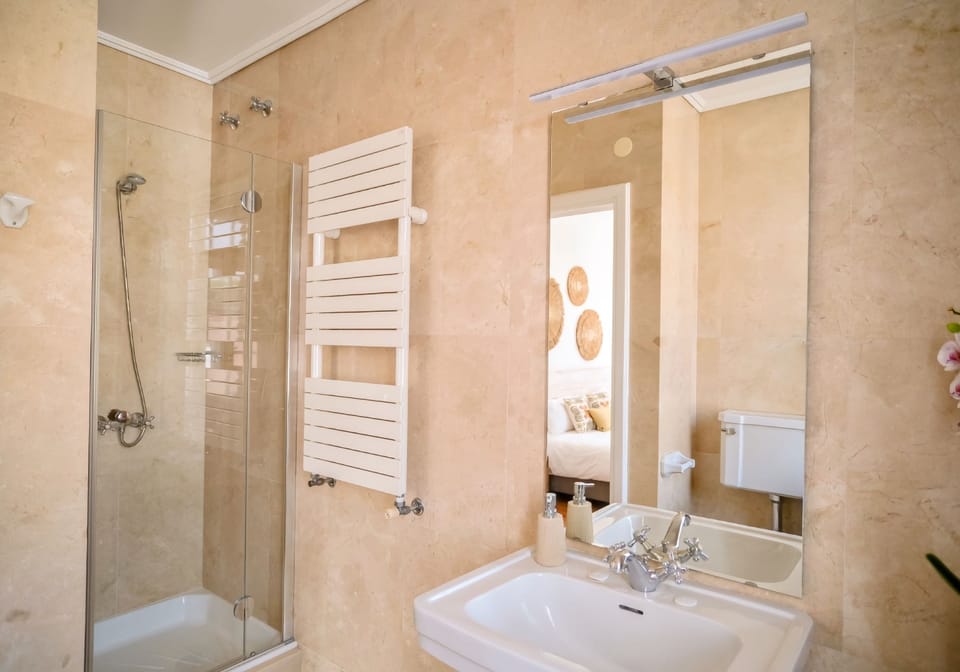 Superior Double or Twin Room, Courtyard View | Bathroom | Hair dryer, towels, soap, shampoo