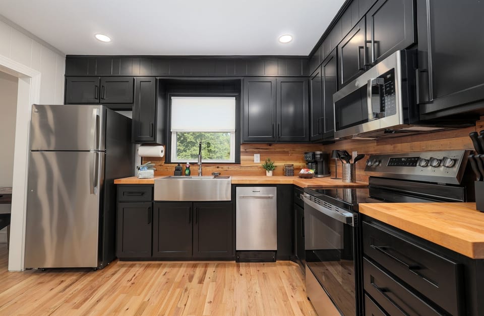 Fully equipped kitchen, great for cooking meals