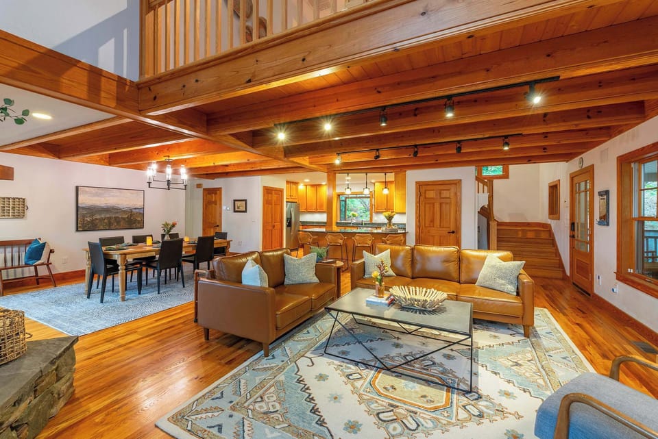 Open floor plan living, dining, and kitchen