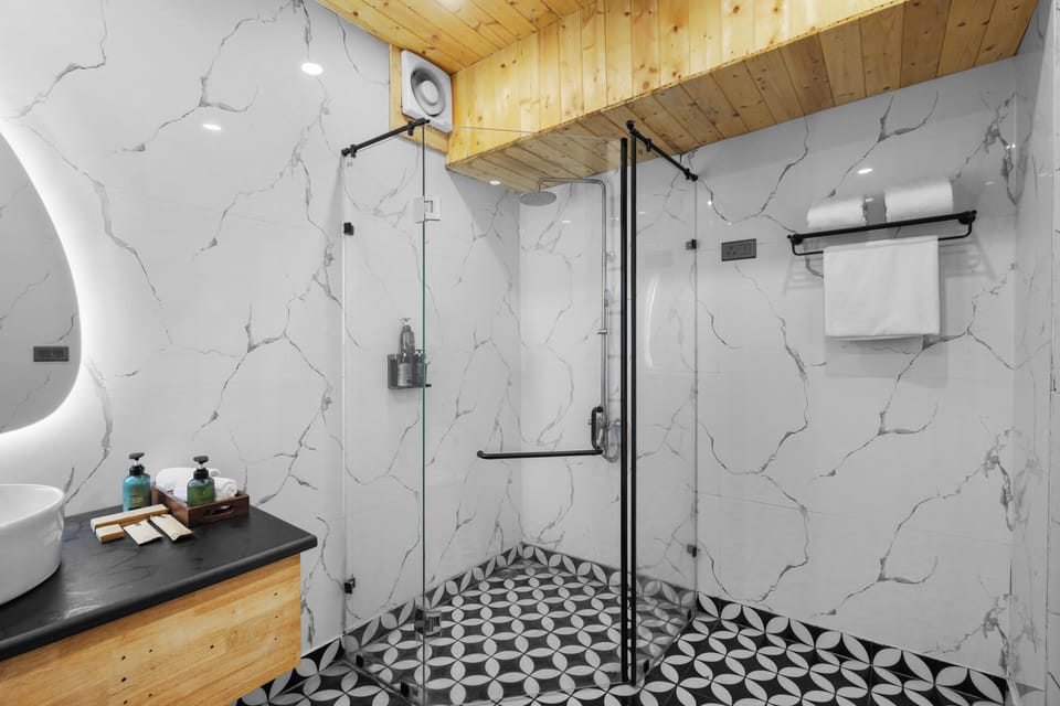 Deluxe Cottage | Bathroom | Shower, free toiletries, hair dryer, towels