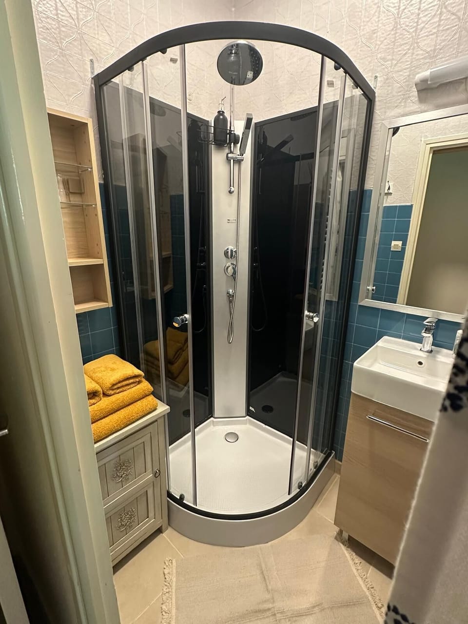 Deluxe Room, 2 Twin Beds, Non Smoking, Pool View | Bathroom | Free toiletries, hair dryer, towels, soap