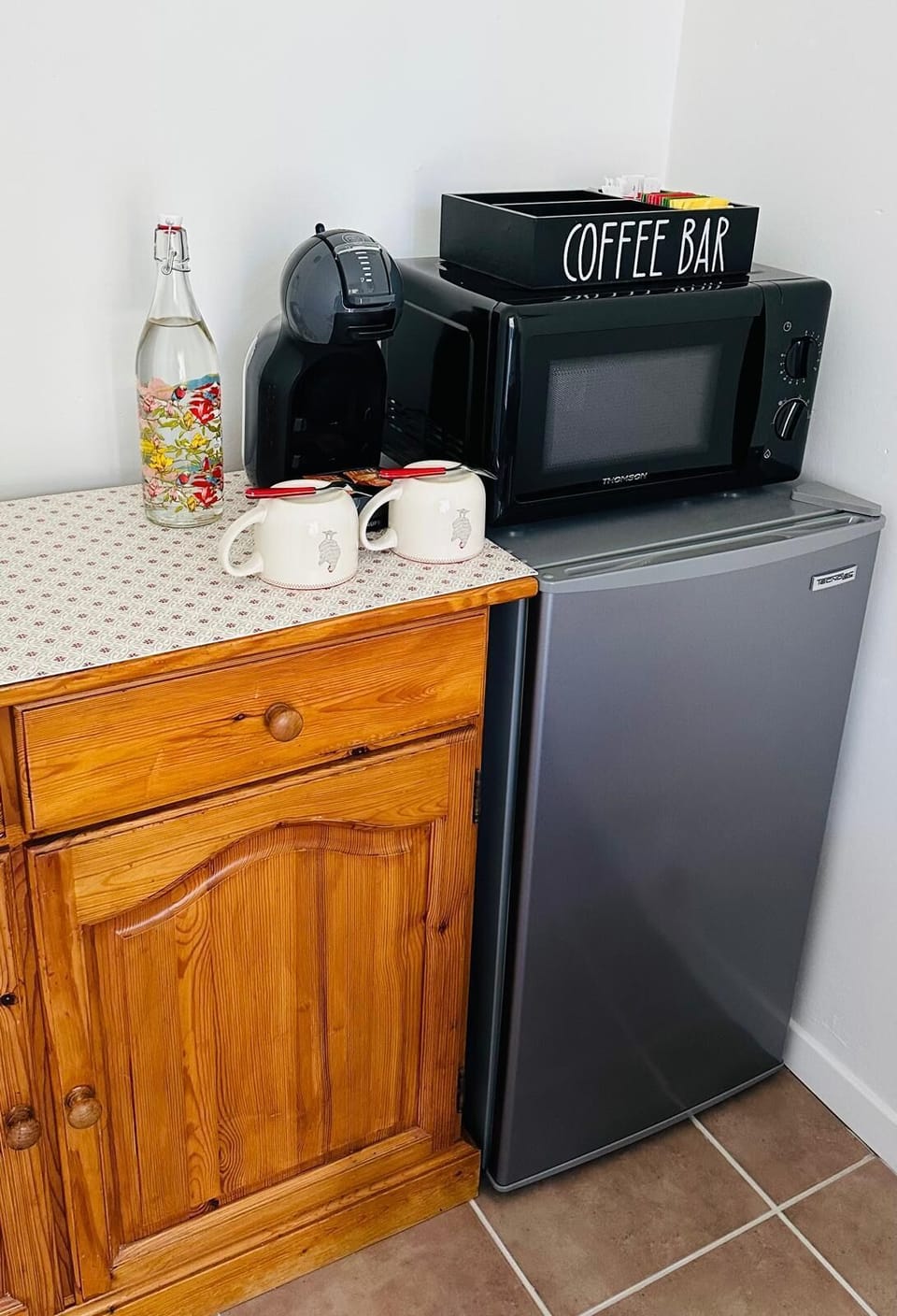 Deluxe Room, 2 Twin Beds, Non Smoking, Pool View | Living area | 32-inch Smart TV with cable channels, Netflix, Hulu