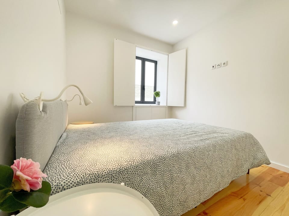 [Quarto casal]
Quarto com cama de casal, decoração minimalista, iluminação suave e um toque natural com flores frescas. Conforto e serenidade num só espaço.