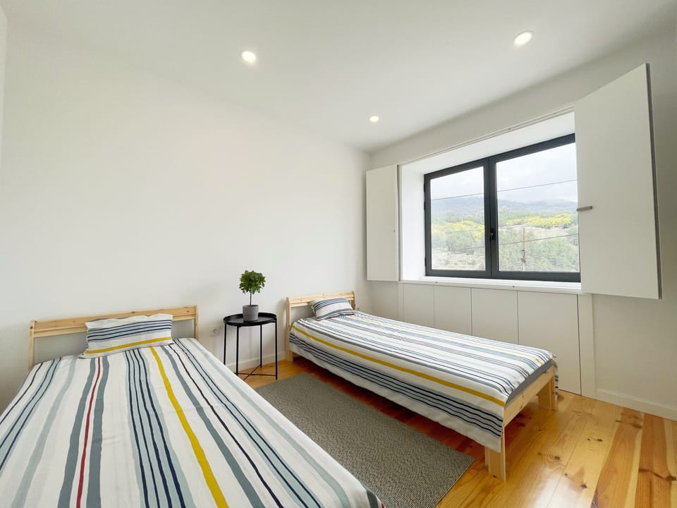 [Quarto duplo]
Quarto com duas camas individuais, ideal para crianças ou amigos, com janelas amplas e vista desafogada sobre o verde da serra.