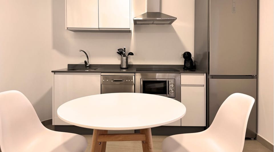 Estudio Deluxe, vistas a la piscina | Private kitchen | Fridge, microwave, stovetop, dishwasher