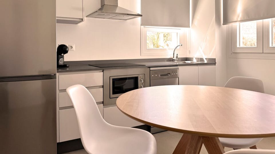 Estudio Deluxe, vistas a la piscina | Private kitchen | Fridge, microwave, stovetop, dishwasher