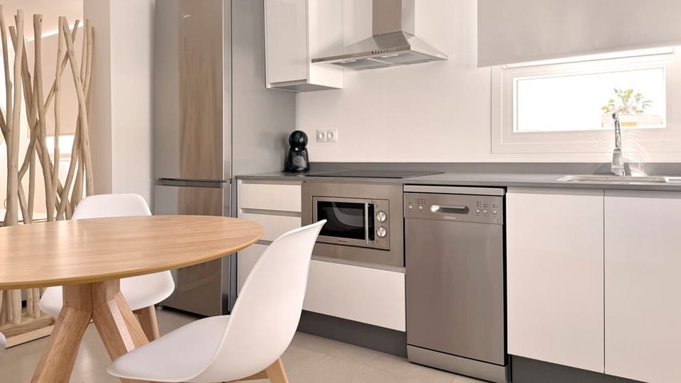 Estudio Deluxe, vistas a la piscina | Private kitchen | Fridge, microwave, stovetop, dishwasher