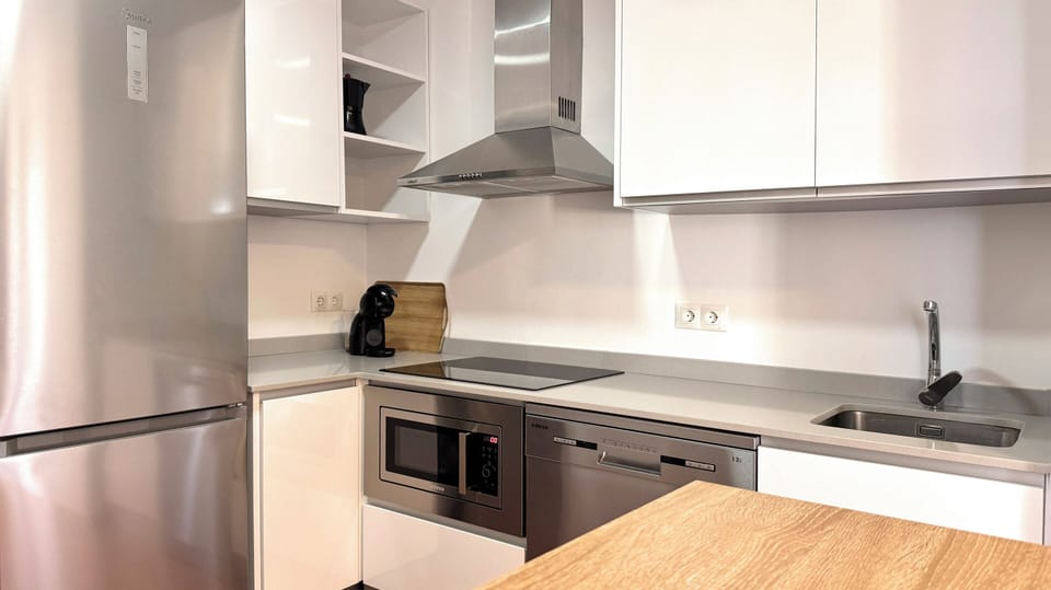 Family Apartment, Sea View | Private kitchen | Fridge, microwave, oven, stovetop