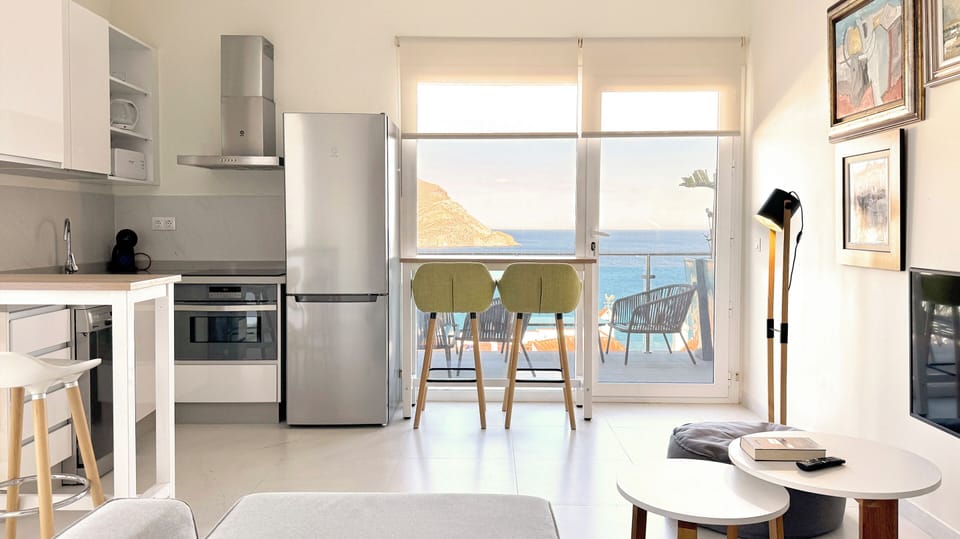 Deluxe Apartment, Sea View | Soundproofing, iron/ironing board, free WiFi