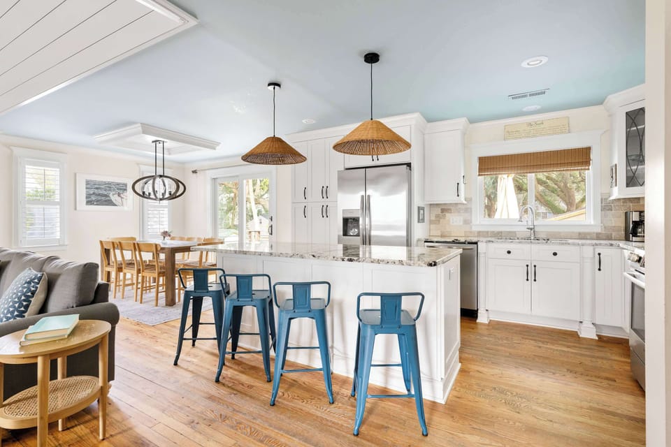 Fully equipped kitchen with island seating for your group 