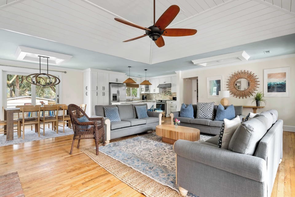 Spacious living room with plenty of seating for your group 