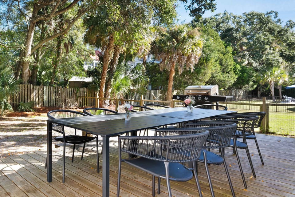 Additional dining area on the back deck 