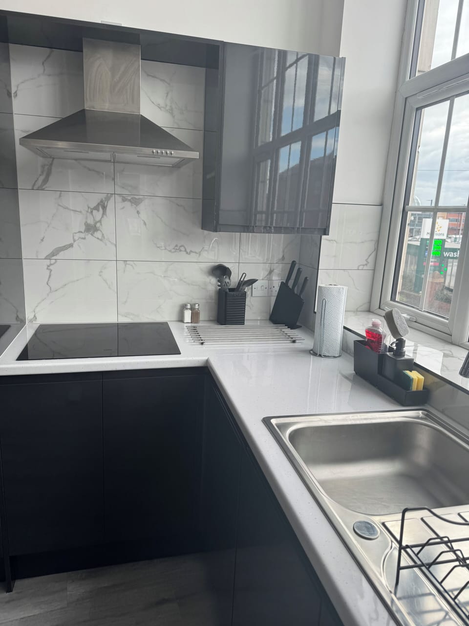 Electric hood with hob