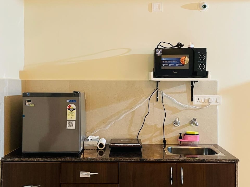Superior Studio Suite, City View | Private kitchen | Fridge, microwave, oven, cookware/dishes/utensils
